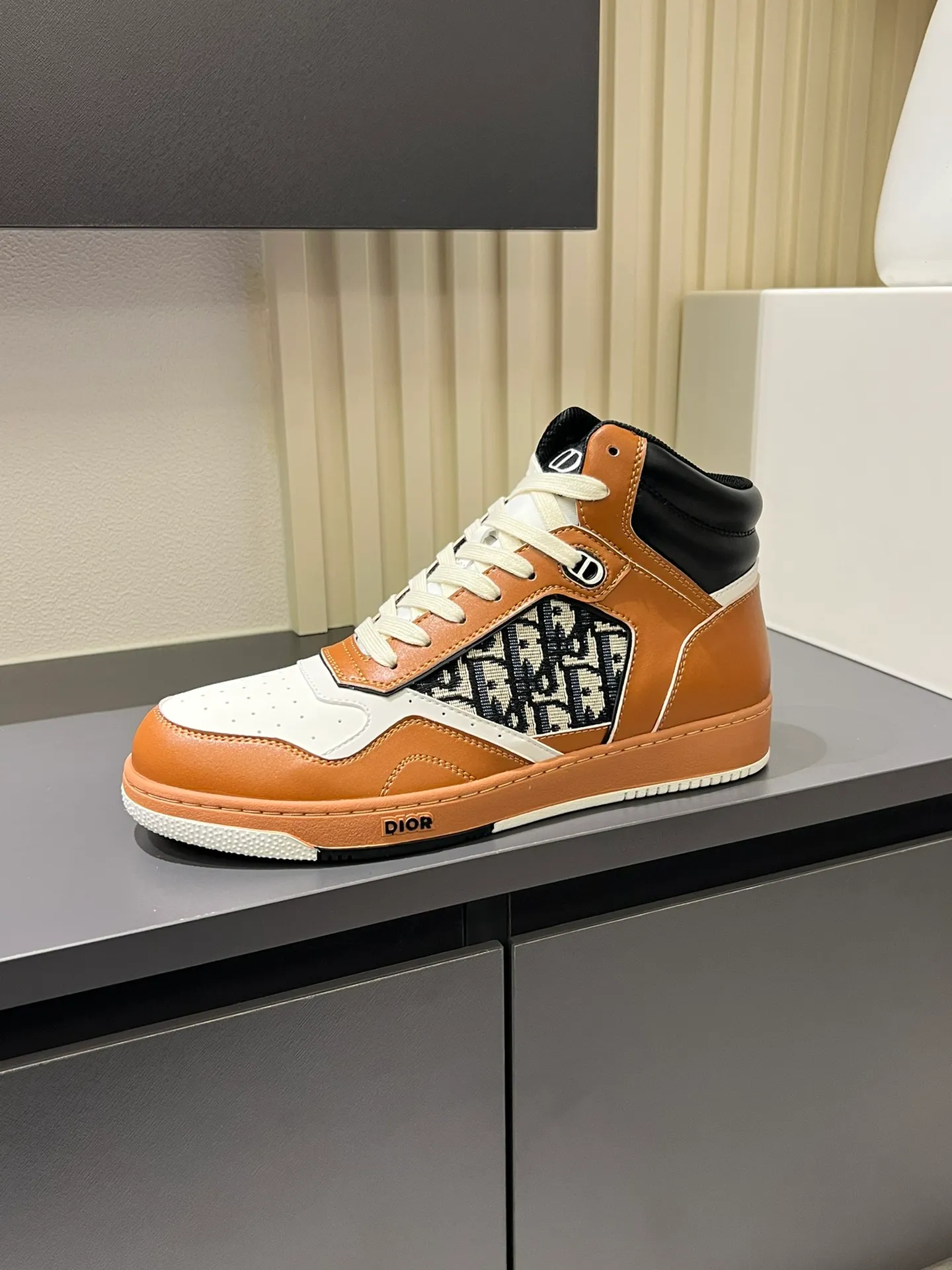 Men's shoes 💰p460 "Dio*" mid-top B27 casual sneakers. This B27 high-top sneaker is a new product in the series and continues Di*r's classic style. Crafted from gray and white smooth calf leather with beige and black Oblique print panels on the sides. The "CD Icon" shaped shoelace eyelets are clever and delicate, and the two-color rubber sole, rear collar and heel are all equipped with the brand's iconic details to enhance the style. Oblique printed straps at the ankle allow for an adjustable fit to complement the overall design. Fashionable and versatile, it can complement any look. Create an exquisite design with unique dynamic vitality and modern atmosphere, presented in low-top and high-top styles. This new must-have shoe adds a new dimension to Dior's archive heritage, embodying modern elegance. Purchase the original version and make it 1:1. If you need top quality, please come to me! Male 38-44!